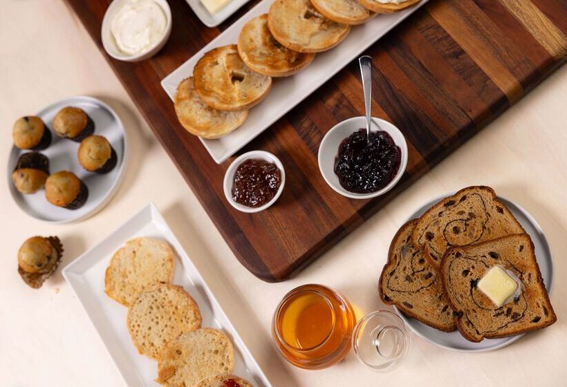 בית מלון כפרי Troy Inn & Suites