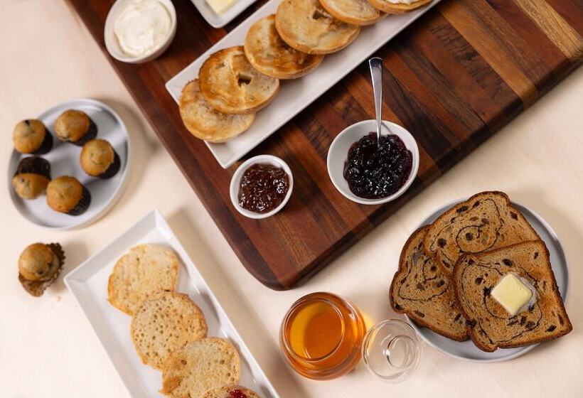 בית מלון כפרי Troy Inn & Suites