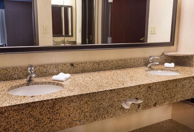 בית מלון כפרי Troy Inn & Suites