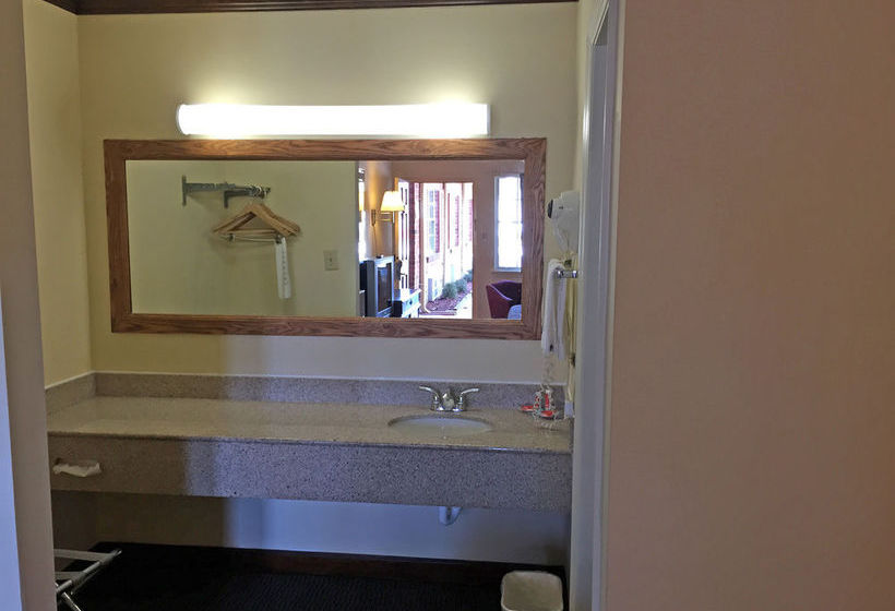Отель Econo Lodge Colonial