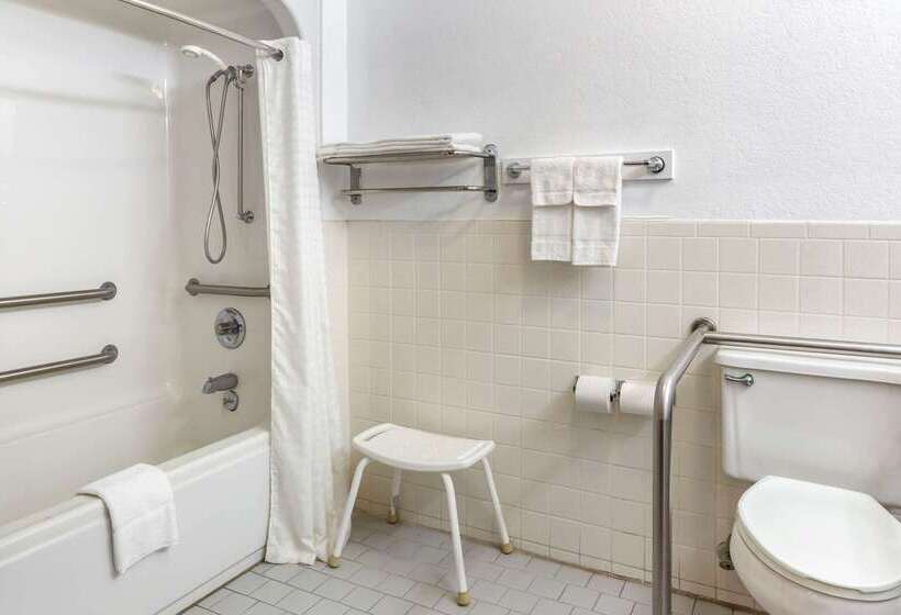 فندق Econo Lodge Inn & Suites