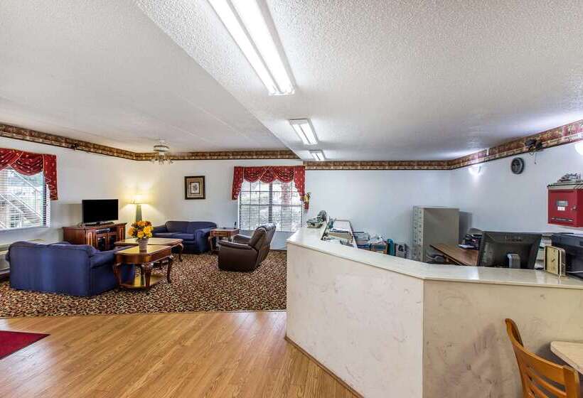 فندق Econo Lodge Inn & Suites