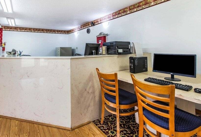 فندق Econo Lodge Inn & Suites