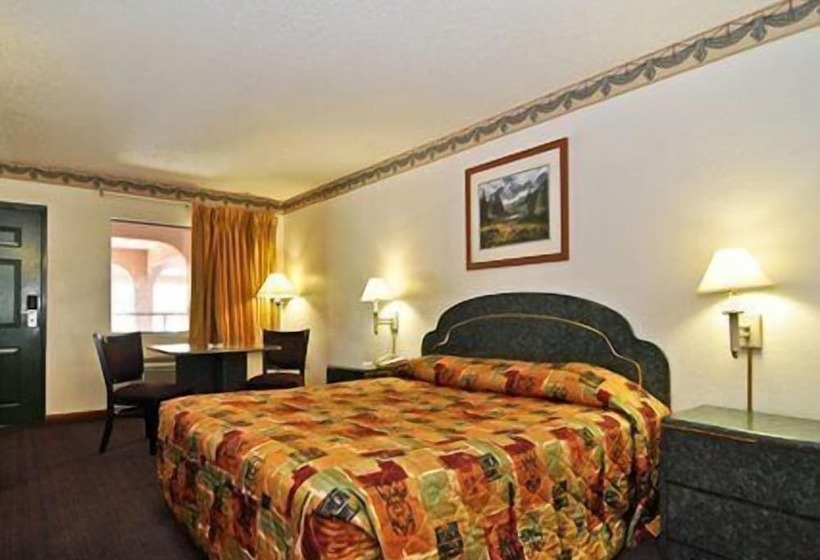 فندق Econo Lodge Inn & Suites