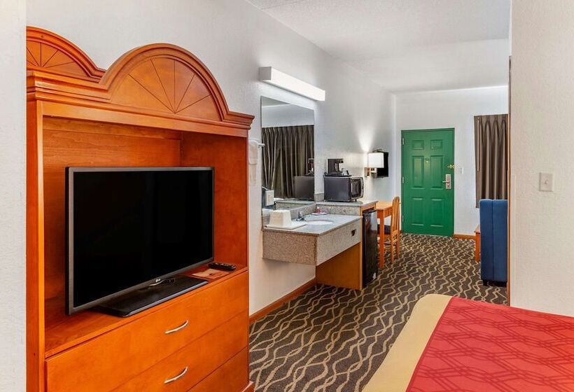 فندق Econo Lodge Inn & Suites