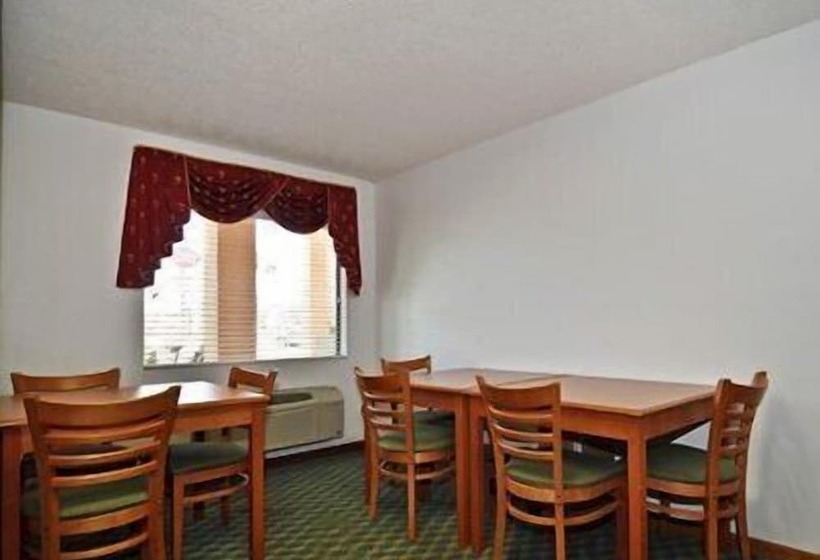 فندق Econo Lodge Inn & Suites