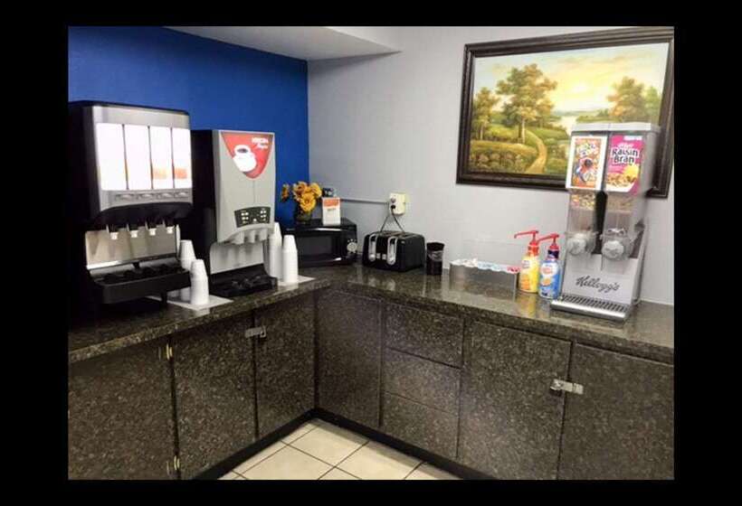 هتل Econo Lodge Inn & Suites I 64 & Us 13