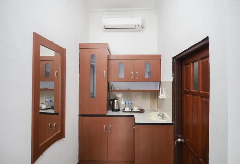 پانسیون Reddoorz Syariah Near Bundaran Joeang