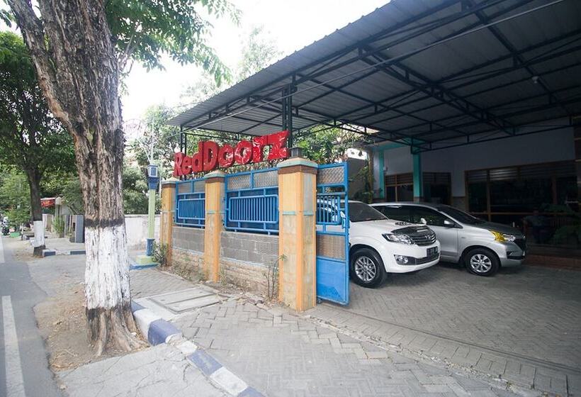 بنسيون Reddoorz Syariah Near Alun Alun Bojonegoro