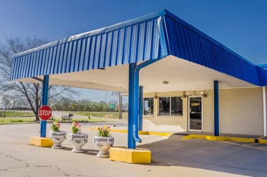 فندق على الطريق Regency Inn