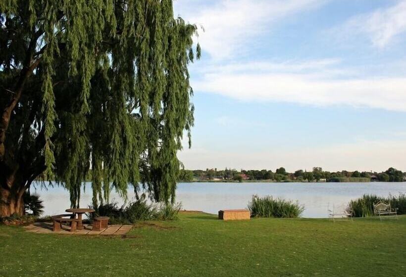פנסיון The Lakehouse Guest House