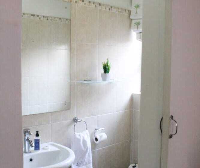 פנסיון The Lakehouse Guest House