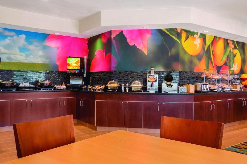 Отель Comfort Inn & Suites