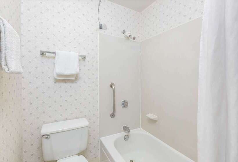 فندق Days Inn By Wyndham West Des Moines   Clive