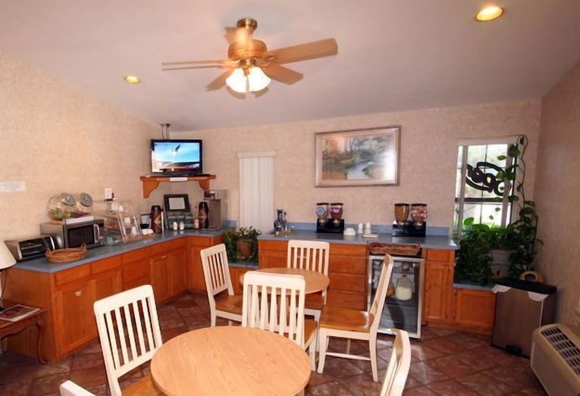בית מלון כפרי Edinburg Executive Inn