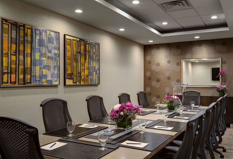 هتل Embassy Suites By Hilton Dallas Love Field