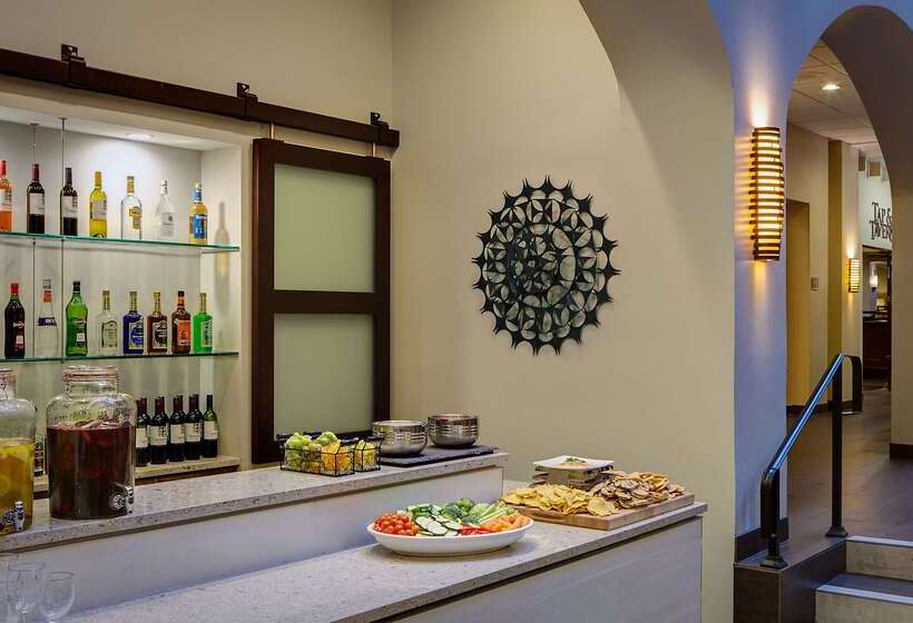 هتل Embassy Suites By Hilton Dallas Love Field