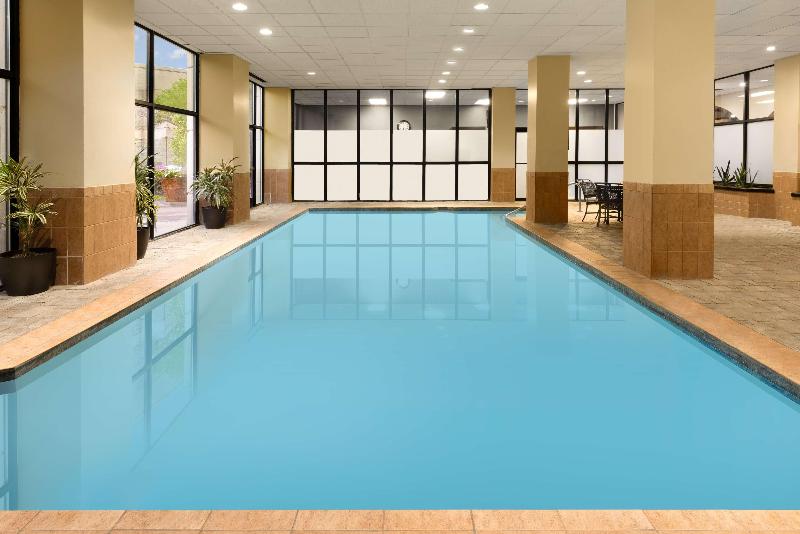 هتل Embassy Suites By Hilton Dallas Love Field