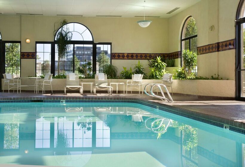 هتل Embassy Suites By Hilton Kansas City International Airport