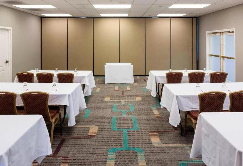 Отель Fairfield Inn By Marriott Santa Clarita Valencia