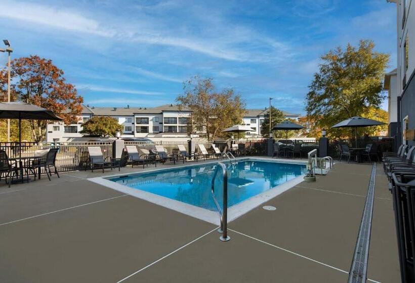 هتل Fairfield By Marriott Chesapeake