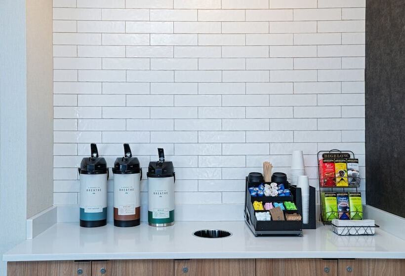 هتل Fairfield Inn & Suites Kansas City Airport