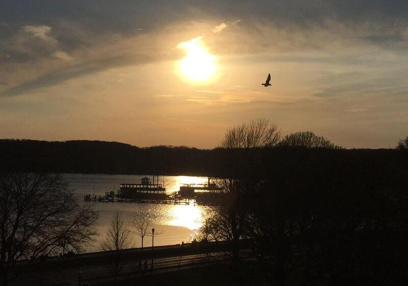 هتل Harbor Shores On Lake Geneva