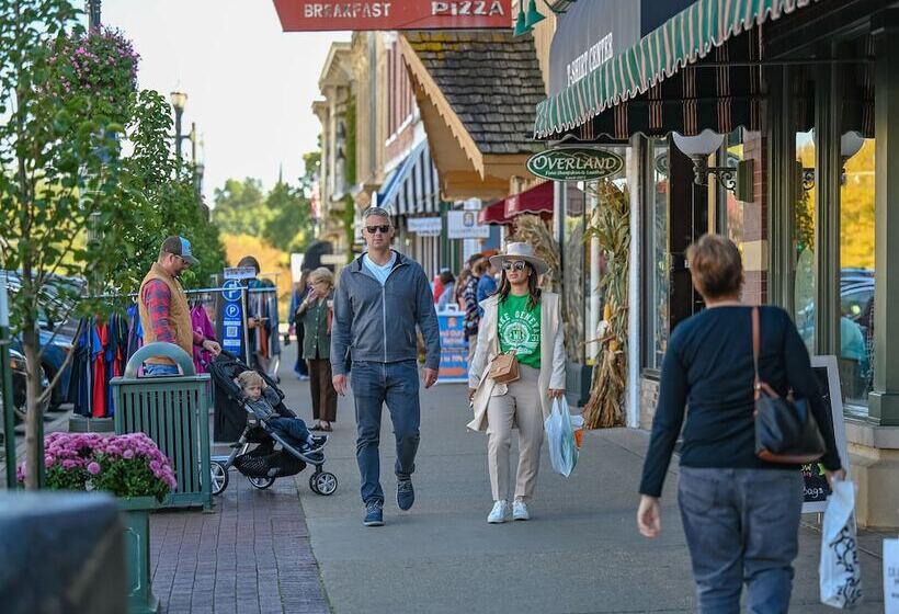هتل Harbor Shores On Lake Geneva