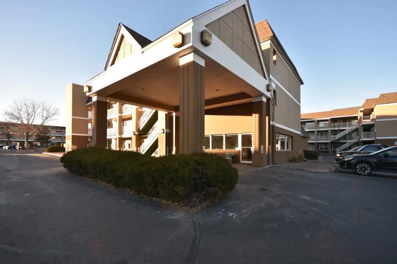 ホテル Hometowne Studios By Red Roof Denver   Lakewood West