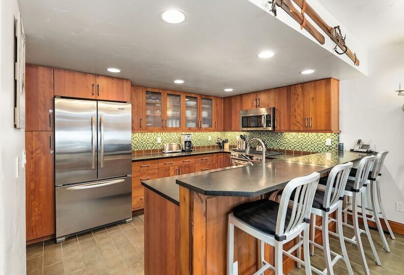 Fifth Avenue Condominiums By Frias