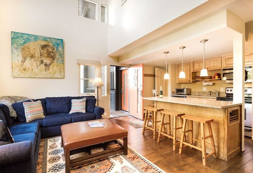 Fifth Avenue Condominiums By Frias