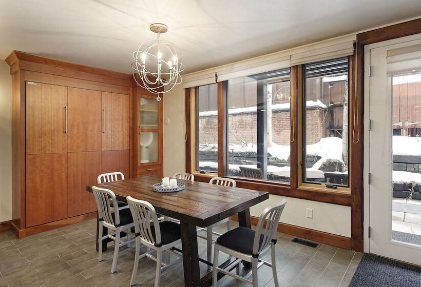 Fifth Avenue Condominiums By Frias