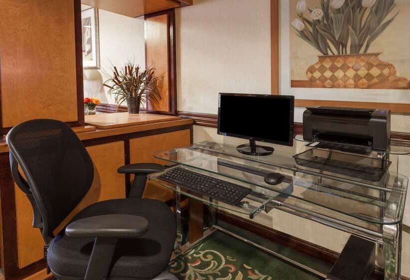 בית מלון כפרי Days Inn & Suites By Wyndham Warren