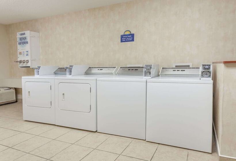 בית מלון כפרי Days Inn & Suites By Wyndham Warren
