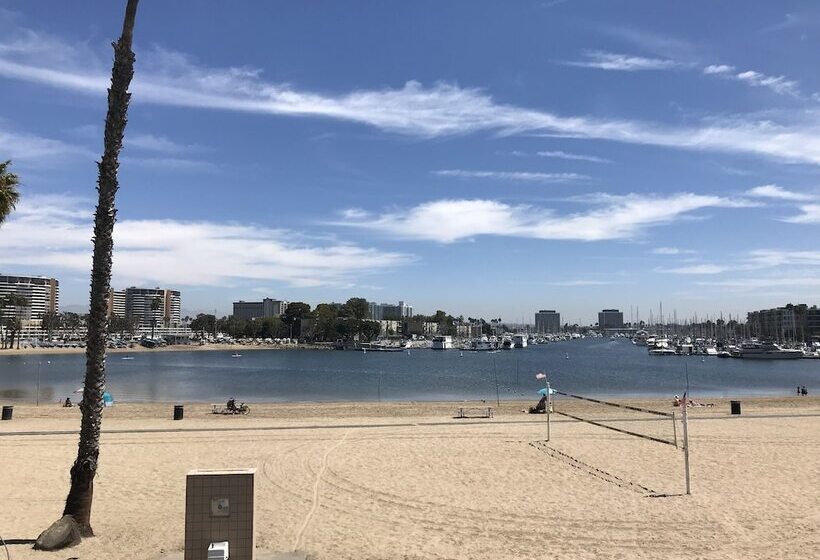 בית מלון כפרי Foghorn Harbor Inn