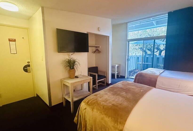 בית מלון כפרי Foghorn Harbor Inn