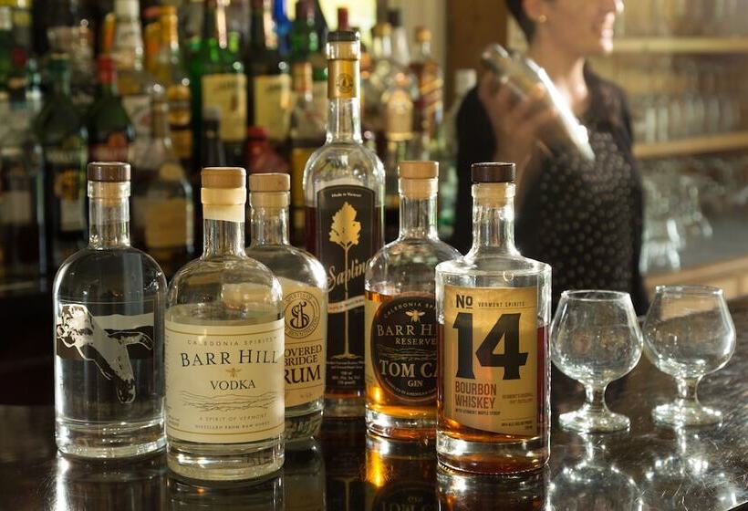 فندق Four Chimneys Inn