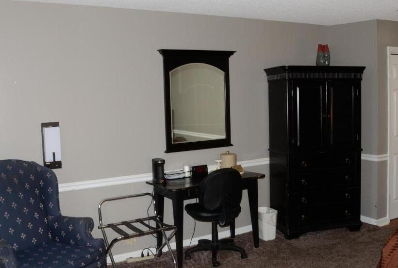 Отель Four Seasons Country Inn