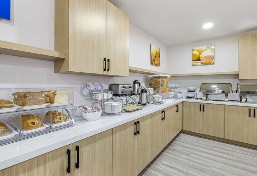 هتل Comfort Inn Sea World Area