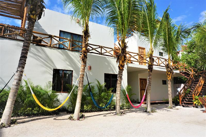 هتل La Puerta Azul Beachfront  Adults Only