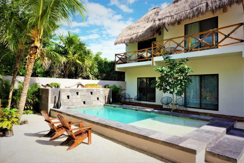 هتل La Puerta Azul Beachfront  Adults Only