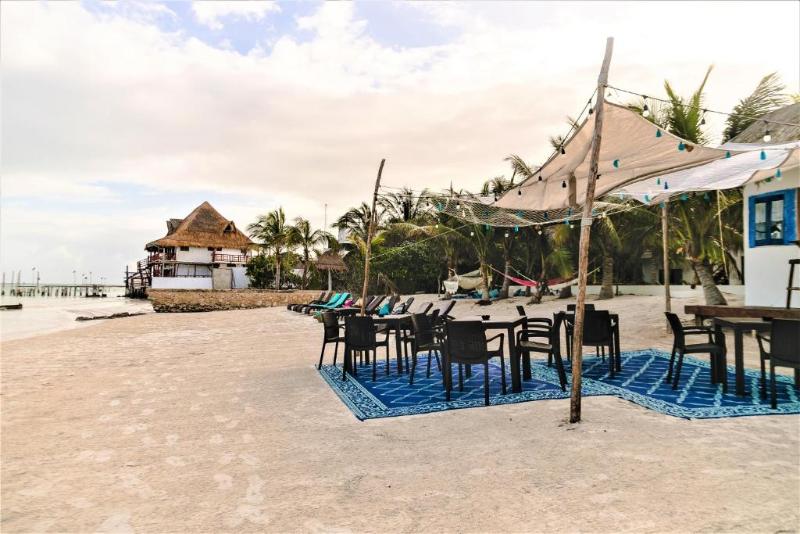 هتل La Puerta Azul Beachfront  Adults Only