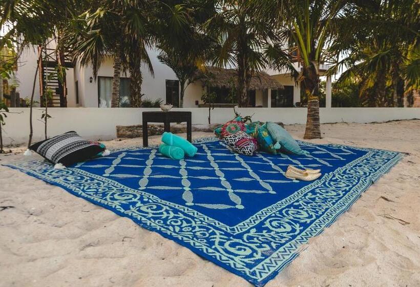 هتل La Puerta Azul Beachfront  Adults Only
