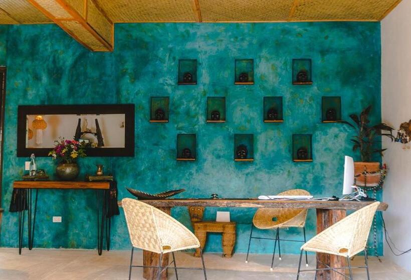 هتل La Puerta Azul Beachfront  Adults Only