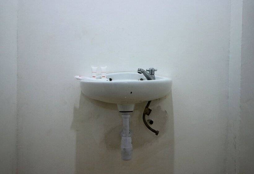 هتل Oyo 1981 Unib Kostel