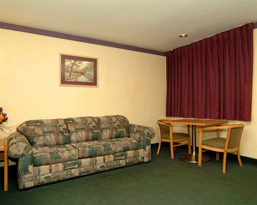 هتل Lamplighter Inn & Suites