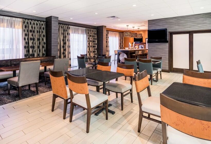 هتل Hampton Inn Dover