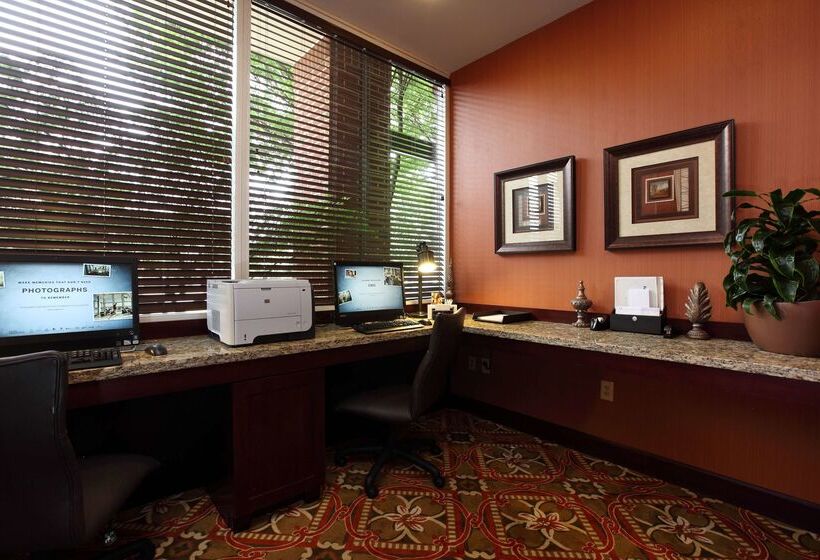 هتل Hampton Inn & Suites Charlottesvilleat The University