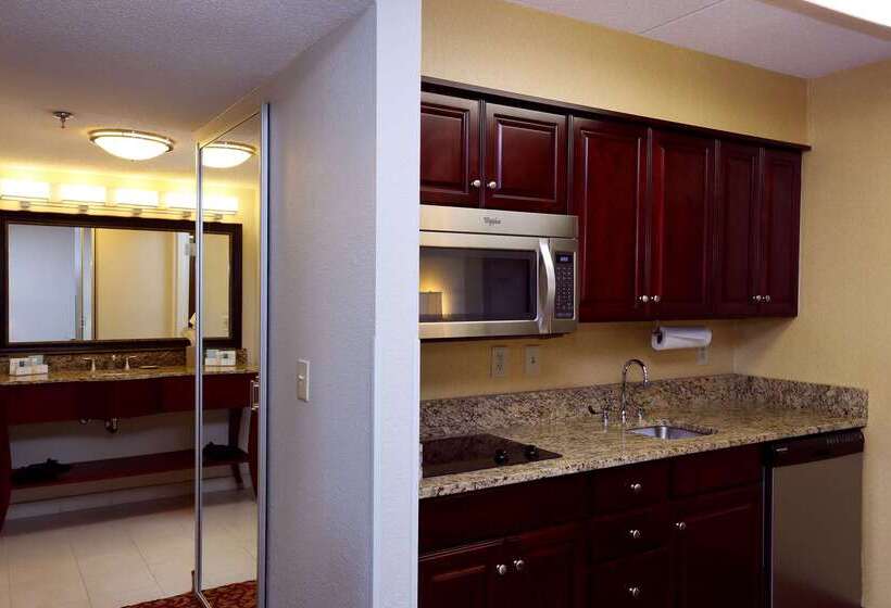 هتل Hampton Inn & Suites Charlottesvilleat The University