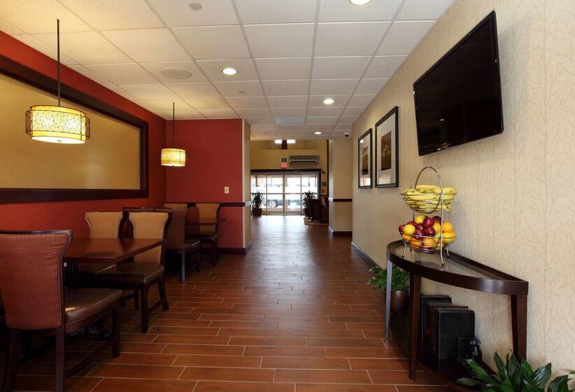 هتل Hampton Inn & Suites Charlottesvilleat The University